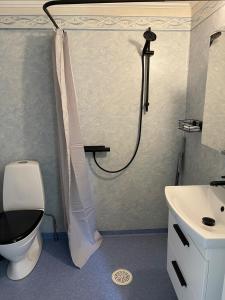 Ένα μπάνιο στο Apartment in villa near the sea