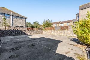 een parkeerplaats voor een gebouw bij Oakover Guest House in Weston-super-Mare +46 foto's