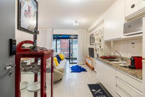 a kitchen and living room with a couch at Apartamento Ed Brasil | Bela Vista c/vaga | Delfhy in Sao Paulo