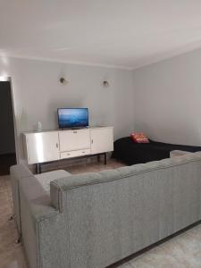 Μια τηλεόραση ή/και κέντρο ψυχαγωγίας στο Luna Casa de Barrio