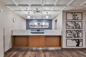 斯特劳兹堡The Penn Stroud, Stroudsburg - Poconos, Ascend Hotel Collection的大厅墙上挂着关闭标志