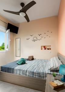 Postel nebo postele na pokoji v ubytování Costa Petra - Luxury Seaside Cottage with Garden - Vacation House for families in Greece