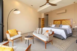 Postel nebo postele na pokoji v ubytování Villa Buddha Belly OceanMountain top views + 77 fotografií