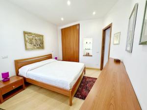 a bedroom with a bed and a wooden table at Terrazza da Sogno con Vista su Castello e Lago in Bracciano