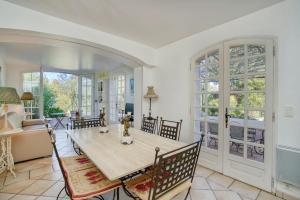 une salle à manger avec une table et des chaises dans l'établissement House with garden & jacuzzi near city center, à Saint-Tropez
