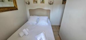 un lit blanc avec deux oreillers dessus dans l'établissement House with garden & jacuzzi near city center, à Saint-Tropez 19 autres photos