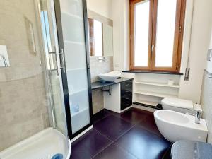 a bathroom with a toilet and a sink and a shower at Terrazza da Sogno con Vista su Castello e Lago in Bracciano +20 photos