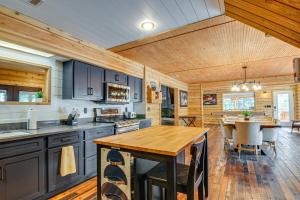 Η κουζίνα ή μικρή κουζίνα στο Fire Pit and Sauna Inviting Utah Cabin