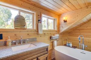 Ένα μπάνιο στο Fire Pit and Sauna Inviting Utah Cabin +36 φωτογραφίες