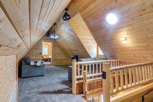 Χώρος καθιστικού στο Fire Pit and Sauna Inviting Utah Cabin