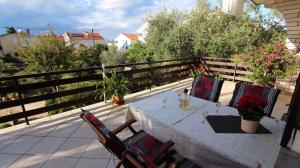 Ein Balkon oder eine Terrasse in der Unterkunft Apartment Malinska, Primorje-Gorski Kotar 1