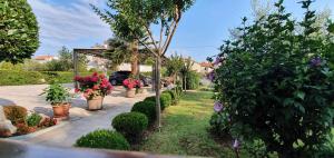Ein Garten an der Unterkunft Apartment Malinska, Primorje-Gorski Kotar 1