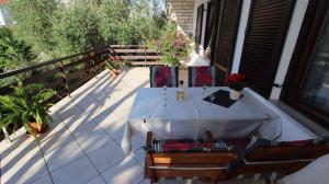Ein Balkon oder eine Terrasse in der Unterkunft Apartment Malinska, Primorje-Gorski Kotar 1