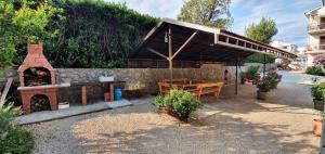 Ein Garten an der Unterkunft Apartment Malinska, Primorje-Gorski Kotar 1