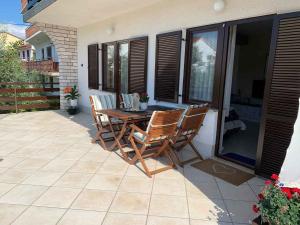 Ein Balkon oder eine Terrasse in der Unterkunft Apartment Malinska, Primorje-Gorski Kotar 1
