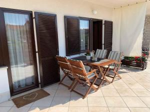 Ein Balkon oder eine Terrasse in der Unterkunft Apartment Malinska, Primorje-Gorski Kotar 1
