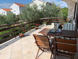 Ein Balkon oder eine Terrasse in der Unterkunft Apartment Malinska, Primorje-Gorski Kotar 1