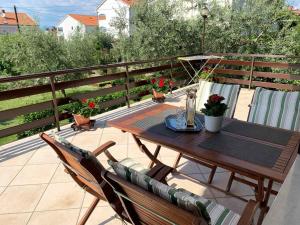 Ein Balkon oder eine Terrasse in der Unterkunft Apartment Malinska, Primorje-Gorski Kotar 1