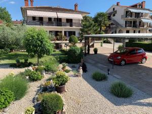 Ein Garten an der Unterkunft Apartment Malinska, Primorje-Gorski Kotar 1