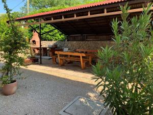 Ein Garten an der Unterkunft Apartment Malinska, Primorje-Gorski Kotar 1