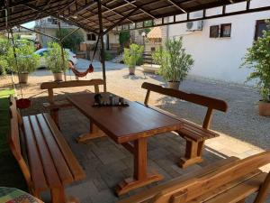 Ein Patio oder anderer Außenbereich in der Unterkunft Apartment Malinska, Primorje-Gorski Kotar 1