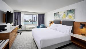 TV a/nebo společenská místnost v ubytování DoubleTree by Hilton Windsor, ON