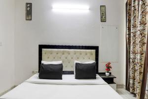 Postel nebo postele na pokoji v ubytování Hotel O Metro Residency