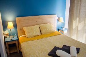 プルガヌーにあるAppartement vue mer, GR 34 et plage au pied !の青い壁のベッドルーム1室 +22枚の写真