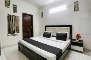 Postel nebo postele na pokoji v ubytování Hotel O Metro Residency