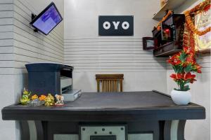 TV a/nebo společenská místnost v ubytování Hotel O Metro Residency