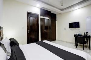 TV a/nebo společenská místnost v ubytování Hotel O Metro Residency