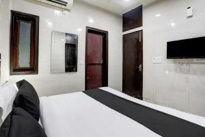 TV a/nebo společenská místnost v ubytování Hotel O Metro Residency