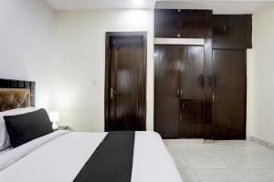 Postel nebo postele na pokoji v ubytování Hotel O Metro Residency