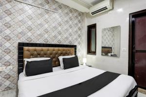 Postel nebo postele na pokoji v ubytování Hotel O Metro Residency