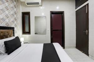 Postel nebo postele na pokoji v ubytování Hotel O Metro Residency