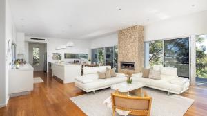 Χώρος καθιστικού στο Sea Vista at Shoal Bay - Heated Pool, Fireplace and Views