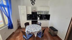 Kuchyňa alebo kuchynka v ubytovaní Apartman Juraga