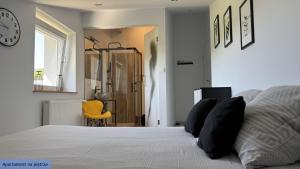 Posteľ alebo postele v izbe v ubytovaní Apartament Słoneczna Dolina Magurki bania jacuzzi balia ogrodowa Szczyrk-Wilkowice
