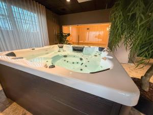 韦纳穆Best Western Hotel Vidöstern的按摩浴缸位于客房中间
