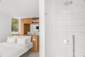 Radisson Resort Plaza Skiathos客房内的一张或多张床位