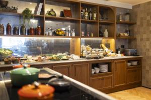 巴塞罗那Via Sants Hotel Barcelona, Tapestry Collection By Hilton的厨房的柜台上摆满了食物