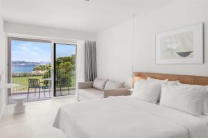 Radisson Resort Plaza Skiathos客房内的一张或多张床位