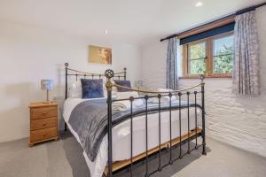 un dormitorio con una cama y una ventana en Inglewood, Kirkoswald, en Kirkoswald