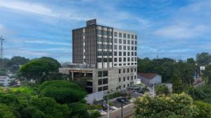 丹巴德Grand Mirage Dhanbad, a member of Radisson Individuals的一座高楼，楼顶有标志