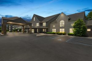 a large building with a parking lot at Country Inn & Suites by Radisson, Roanoke, VA in Roanoke