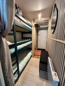 Μία ή περισσότερες κουκέτες σε δωμάτιο στο Le Lodge Montëva - Sur les pistes - Esc'Appart