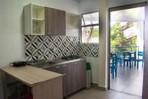 a kitchen with a sink and a counter top at Sukha Hippocampus San Andrés Isla in San Andrés