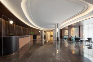 eine Lobby mit Rezeption in einem Gebäude in der Unterkunft Wyndham Garden Changsha University Town in Changsha