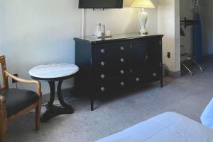 - une chambre avec une commode et une table avec une lampe dans l'établissement Bay Valley Resort & Conference Center, à Bay City