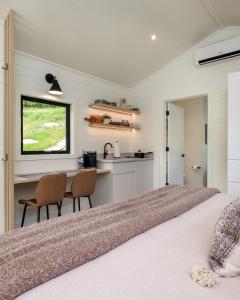 Η κουζίνα ή μικρή κουζίνα στο The A-Frame- Solace at Valley Bear Farms Resort